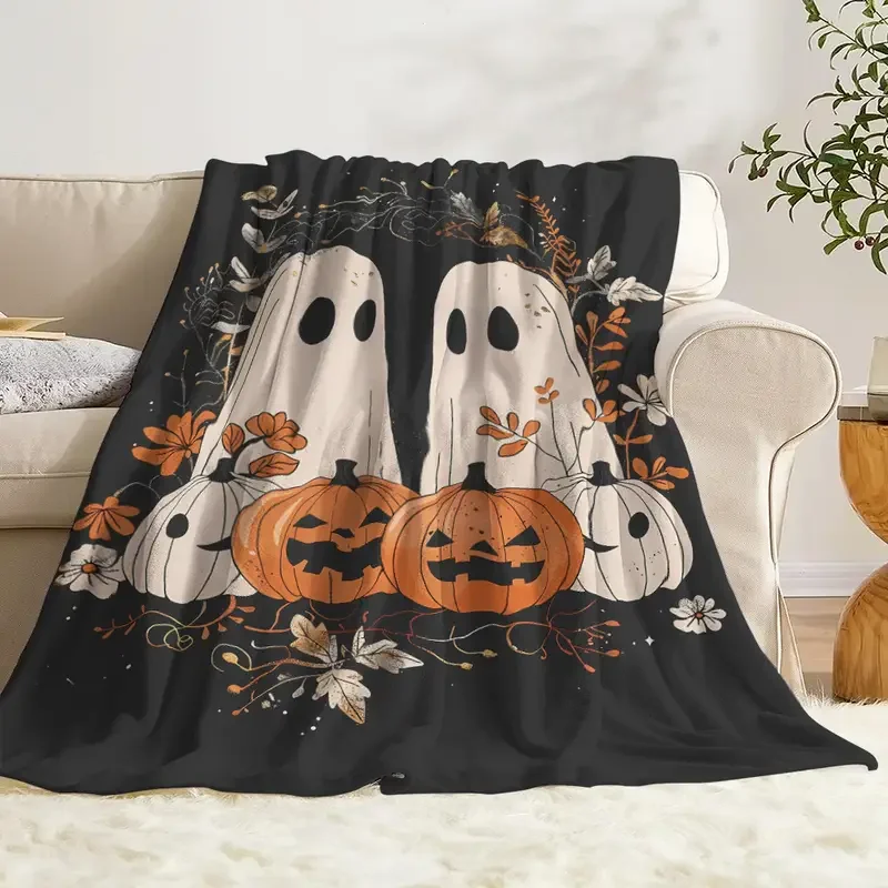 ผ้าห่มลายฟลานเนลฮาโลวีนและฟักทอง - พร้อมผี โคมไฟแจ็คโอแลนเทิร์น และใบไม้ร่วง - ของตกแต่งบ้านและการเดินทางในวันฮาโลวีน