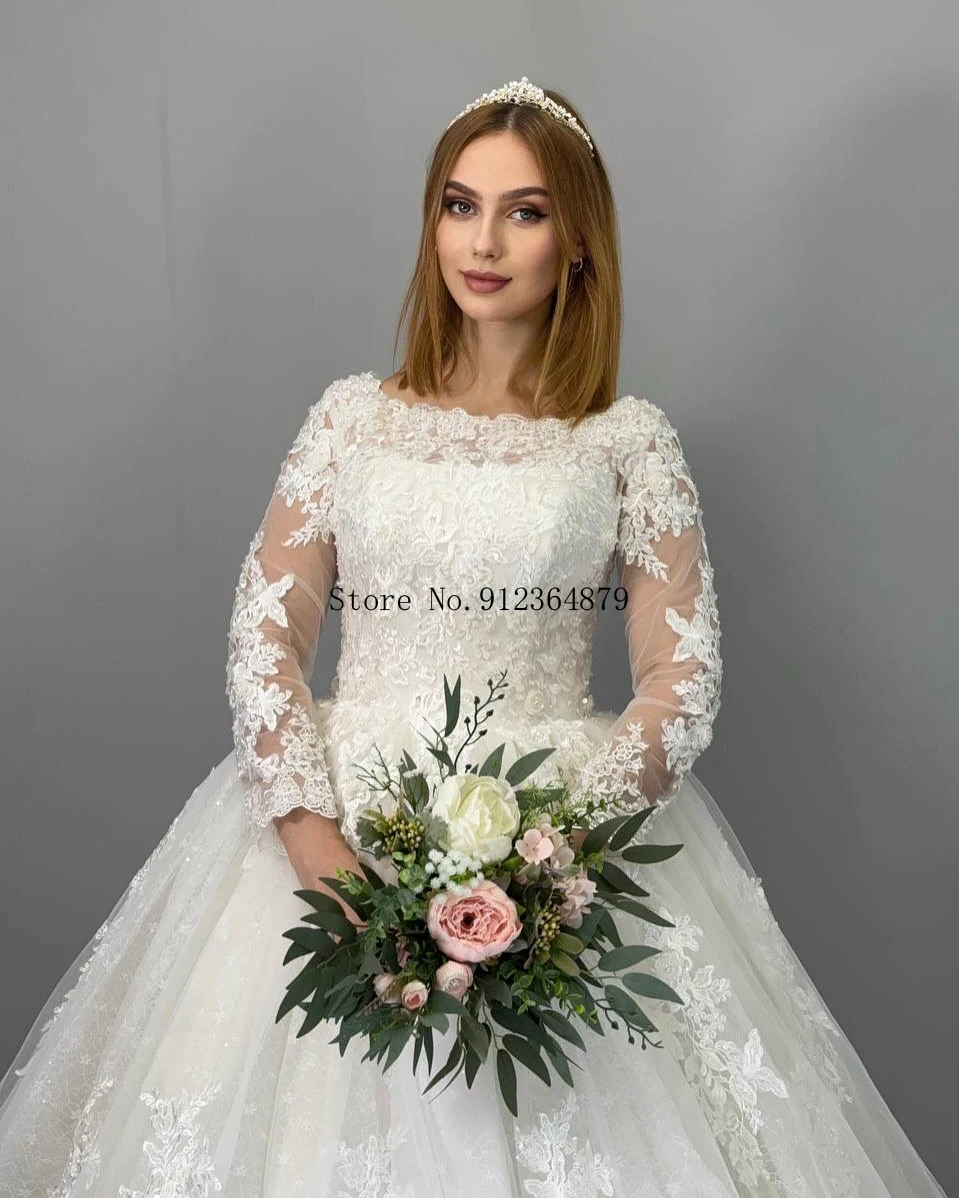 فستان زفاف مخصص من الدانتيل فستان زفاف أنيق من التول مع زينة زهور وثوب زفاف مزين بالدانتيل للعرائس