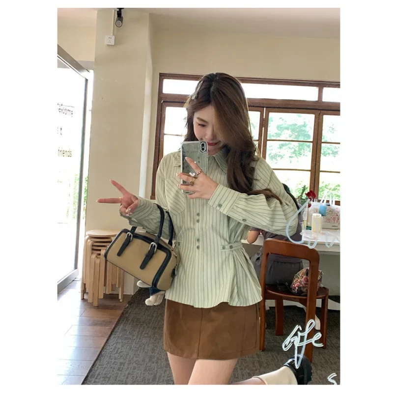 [أزرار متعددة الصدر واحدة] قميص صغير لأوائل الخريف 2025 بمزاج جديد تصميم نسائي مخطط جديد بأكمام طويلة