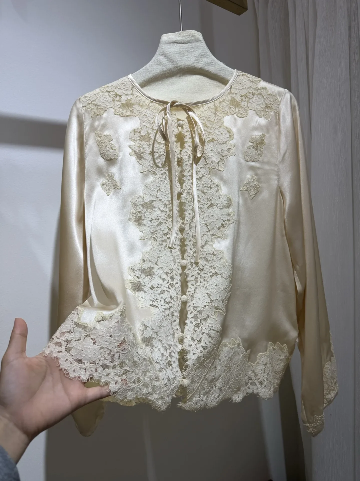 

Women Lace Embroidery Elegant Shirt Bow Tie Round Neck Long Sleeve Single Breasted Fashion Ladies 100% Silk Blouse Top