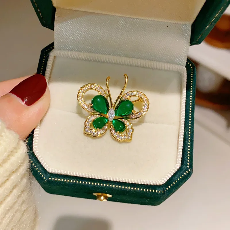

CC Elegant Brooch Imitation Emerald Small Butterfly Shape Sweater Pins Shining Zirconia Exquisite Scarf Clasp Jewelry Charm B83