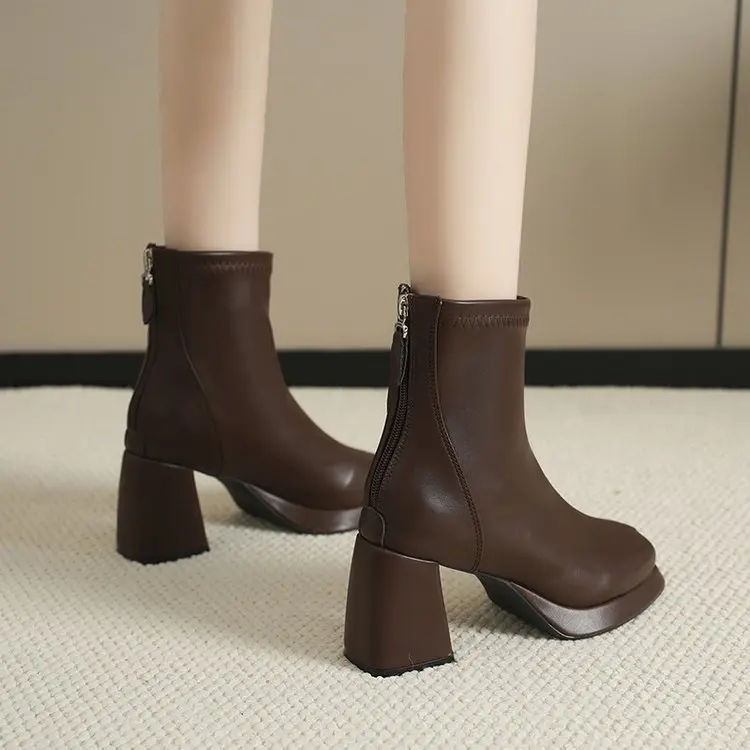 Damen Plateau-Stiefeletten mit eckiger Spitze, Reißverschluss hinten und Blockabsatz – Modische kurze Stiefel – Detail 12