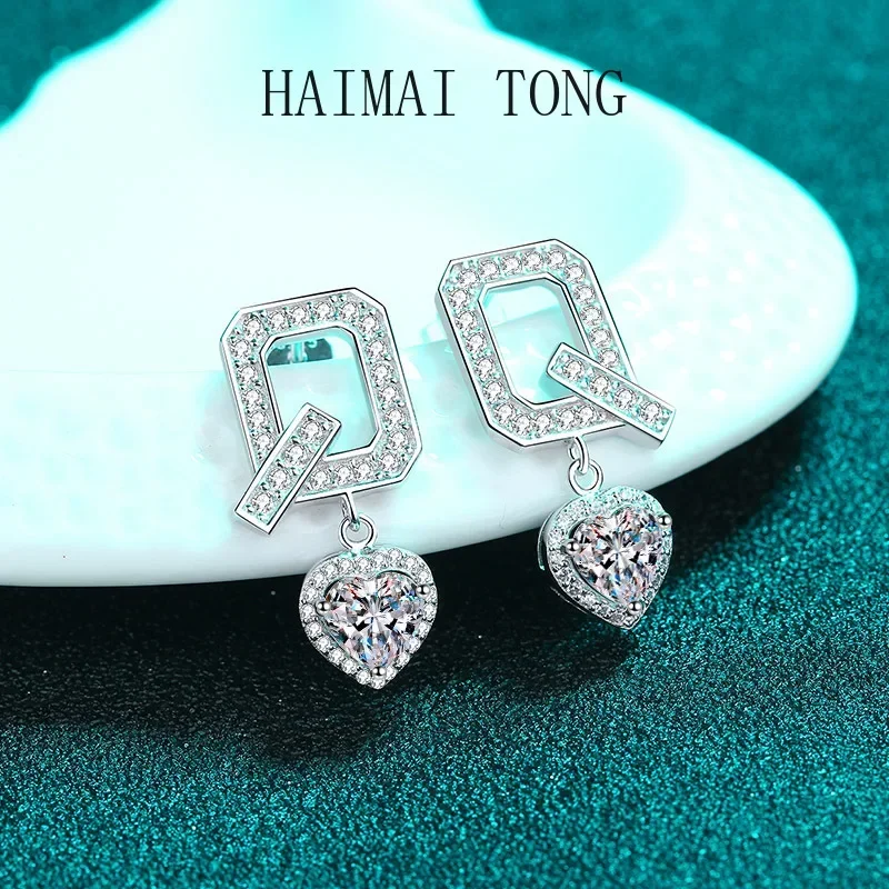 

HAIMAITONG Q-letter stud earrings featuring moissanite heart-shaped gemstones, made of platinum 950.