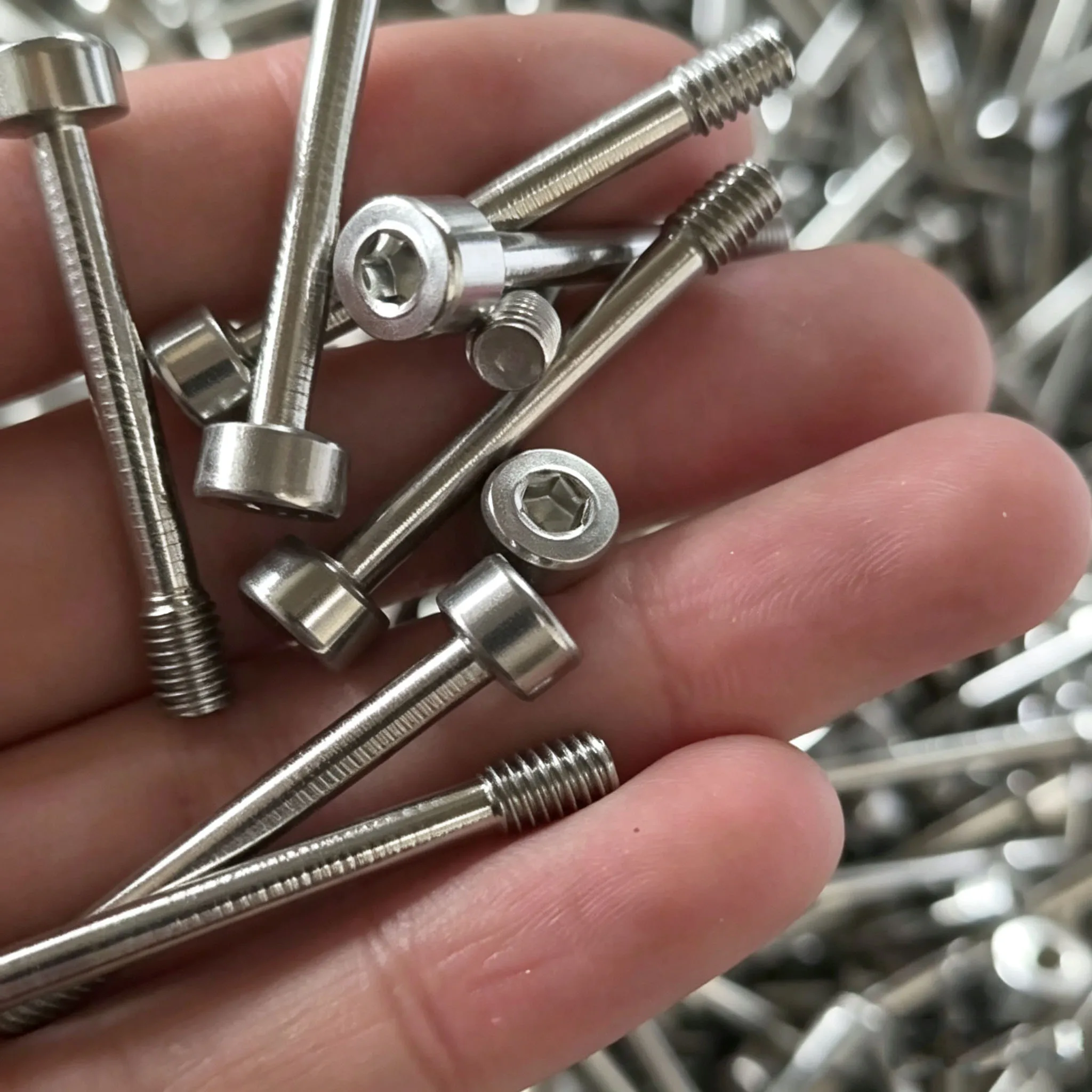 DIN912 SUS304 Stainless Steel Hex Socket Cap Head Anti-Loose Captive Screws M2 M2.5 M3 M4 M5 M6