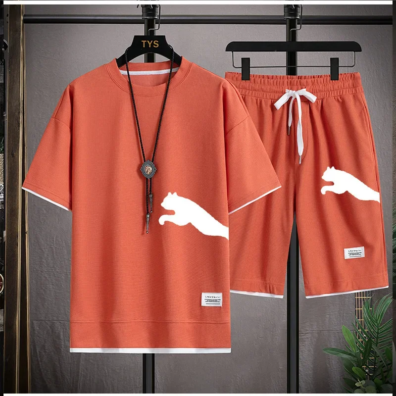 เสื้อยืดแขนสั้นผู้ชายระบายอากาศดีรุ่นใหม่สำหรับฤดูร้อน + กางเกงขาสั้น ชุดออกกำลังกายกลางแจ้งสำหรับวิ่งจ๊อกกิ้งและฝึกซ้อม ลายพิมพ์ ชุดกีฬาผู้ชาย 2 ชิ้น