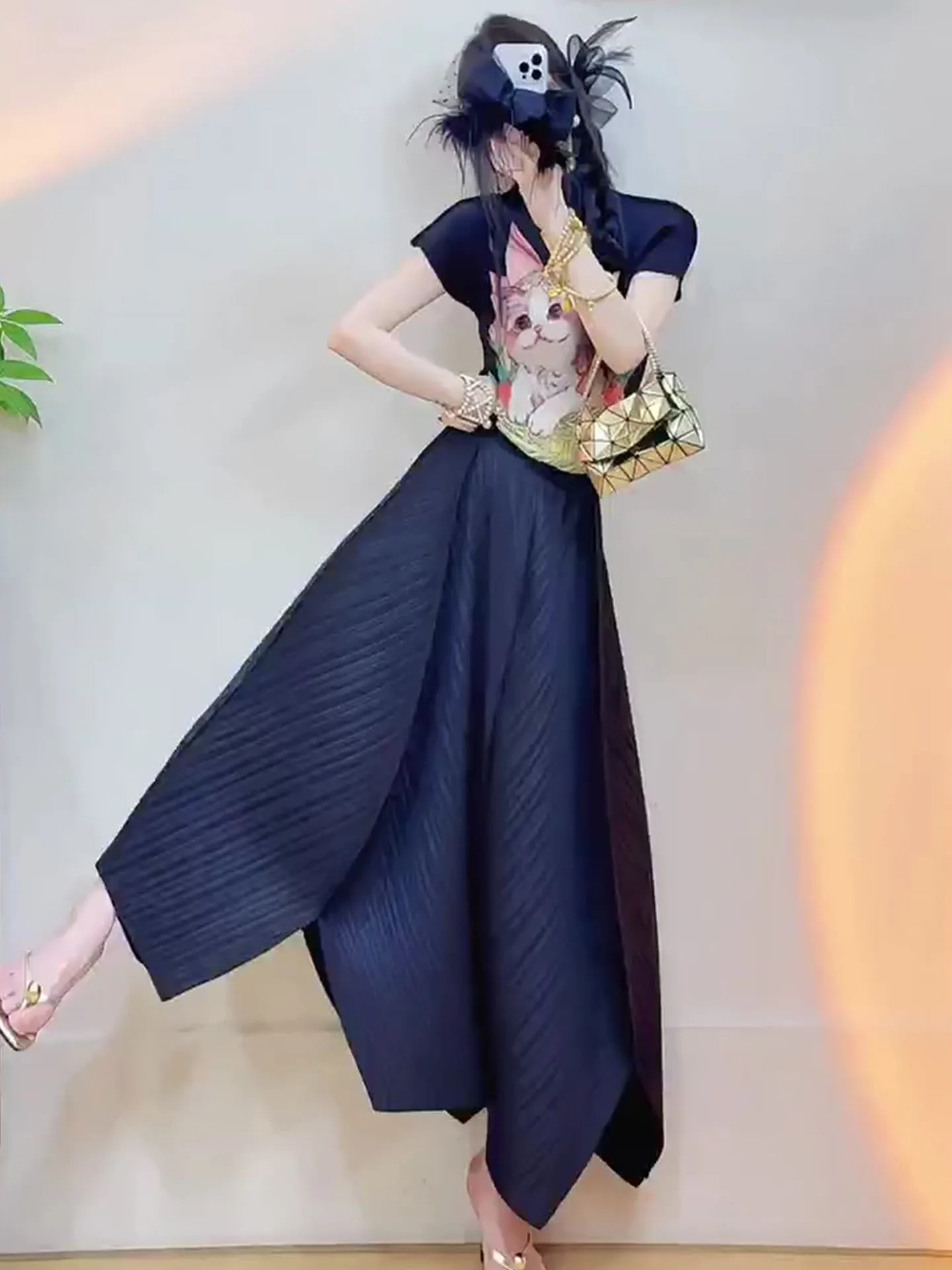 

Комплект из двух предметов Pure Desire: черная узорчатая юбка-полусолнце и топ с коротким рукавом и круглым вырезом, летний модный женский костюм