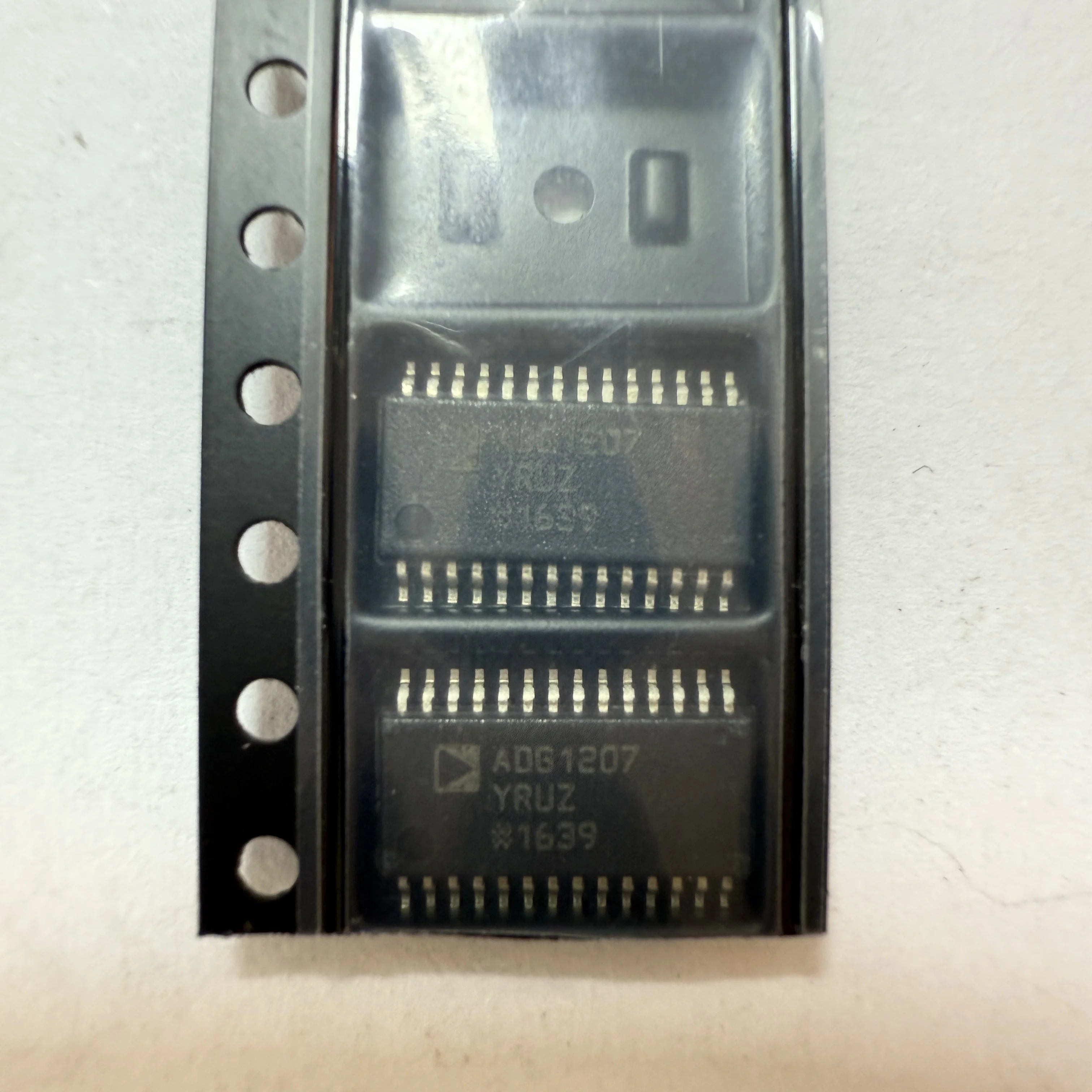2PCS/LOT ADG1207YRUZ (Analog Switches,Multiplexers)