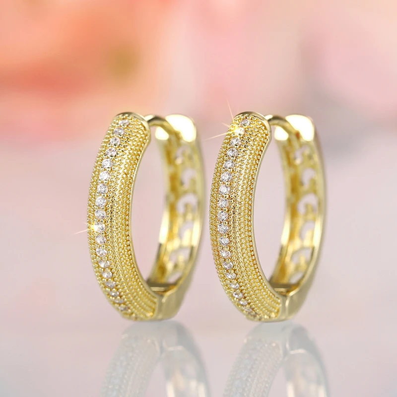 Huitan Statement-Creolen für Damen, goldfarben, Temperament, Ohrschmuck mit glänzendem Zirkonia, luxuriöser, trendiger Schmuck