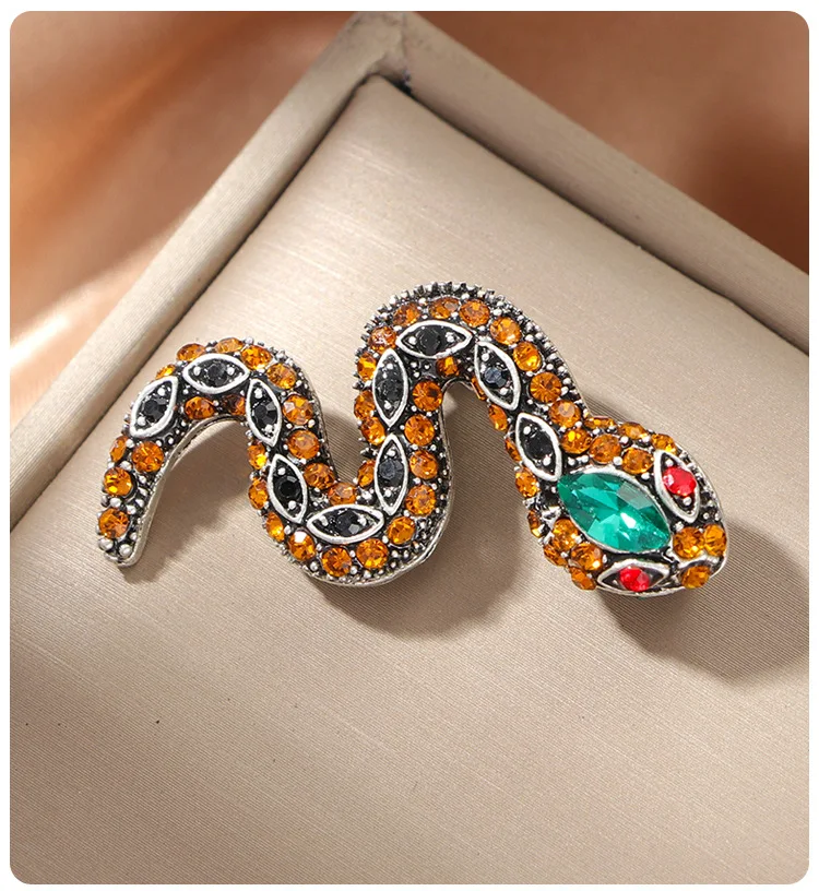 2024 New Snake Brooch British Royal Style Brooches Badge Pin Dress Decorations Special Gifts Souvenirs