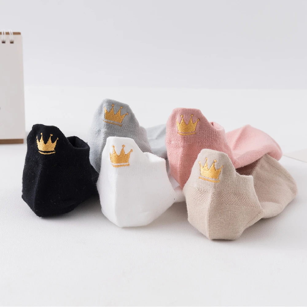 

New Women's Embroidery Crown Breathable Hollow Out Socks Lovely Harajuku Soft Cotton Mesh Ankle Sokken