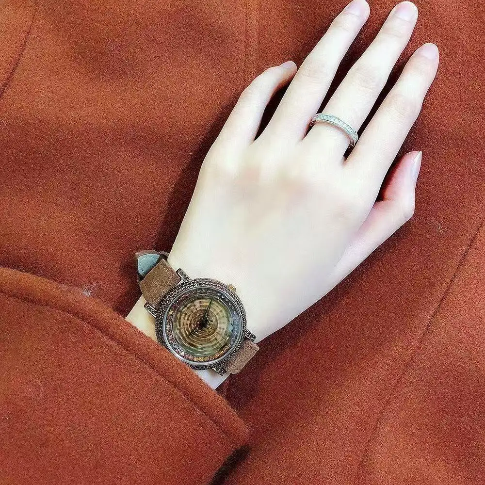 2025 Nuevo reloj esmerilado marrón caramelo de moda: reloj de cuarzo resistente al agua con tachuelas de diamantes giratorio