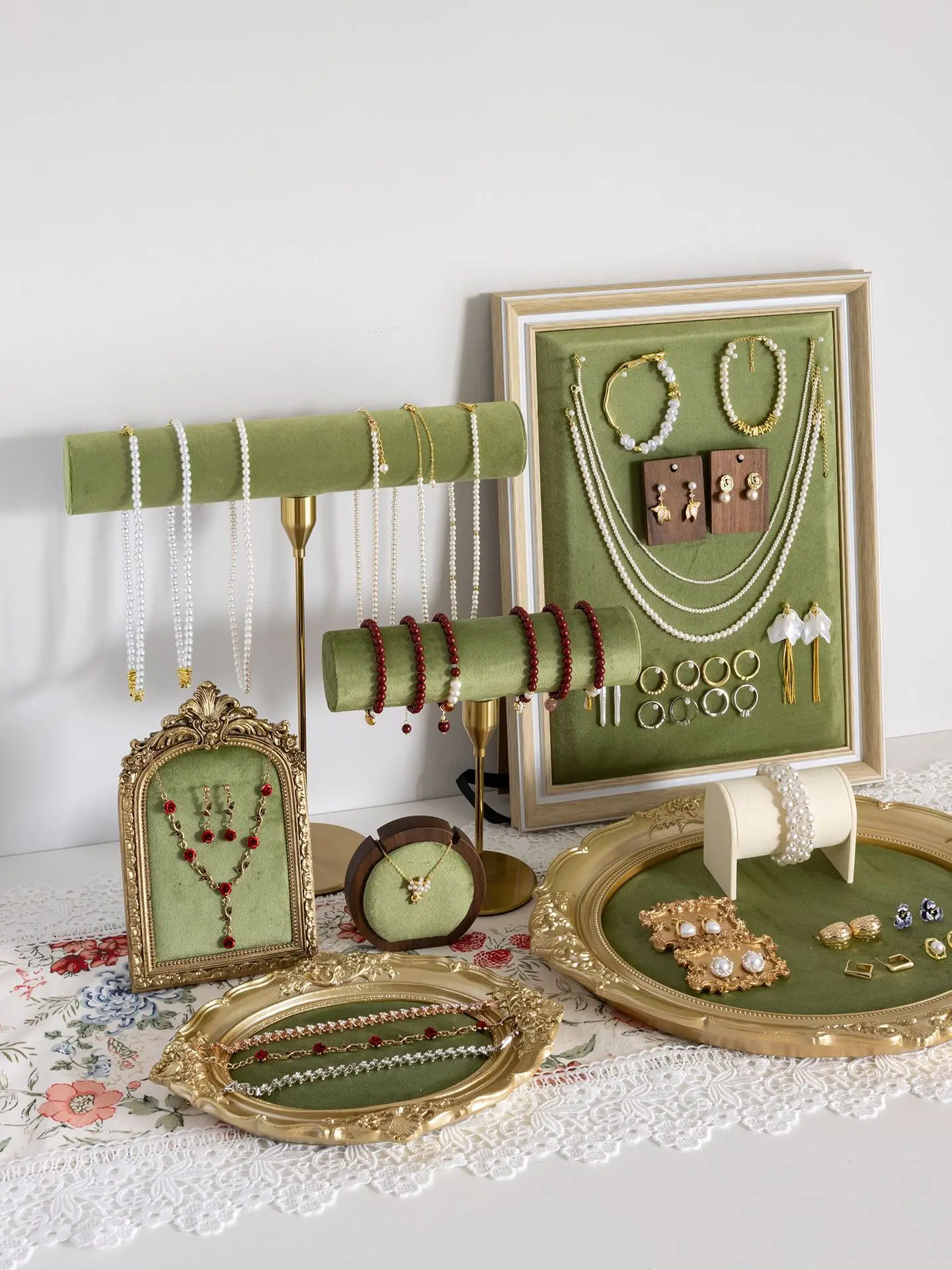 مجموعة حامل عرض المجوهرات بإطار ذهبي عتيق، قلادة مخملية خضراء، حامل وسوار، إكسسوارات القرط، صينية تنظيم