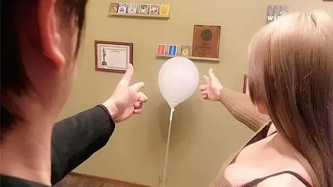 

Balloon Burster by Taiwan Ben Stage Magic Trick Mentalism Magic Magia Magie Magicians Prop Accessory Illusion Gimmick