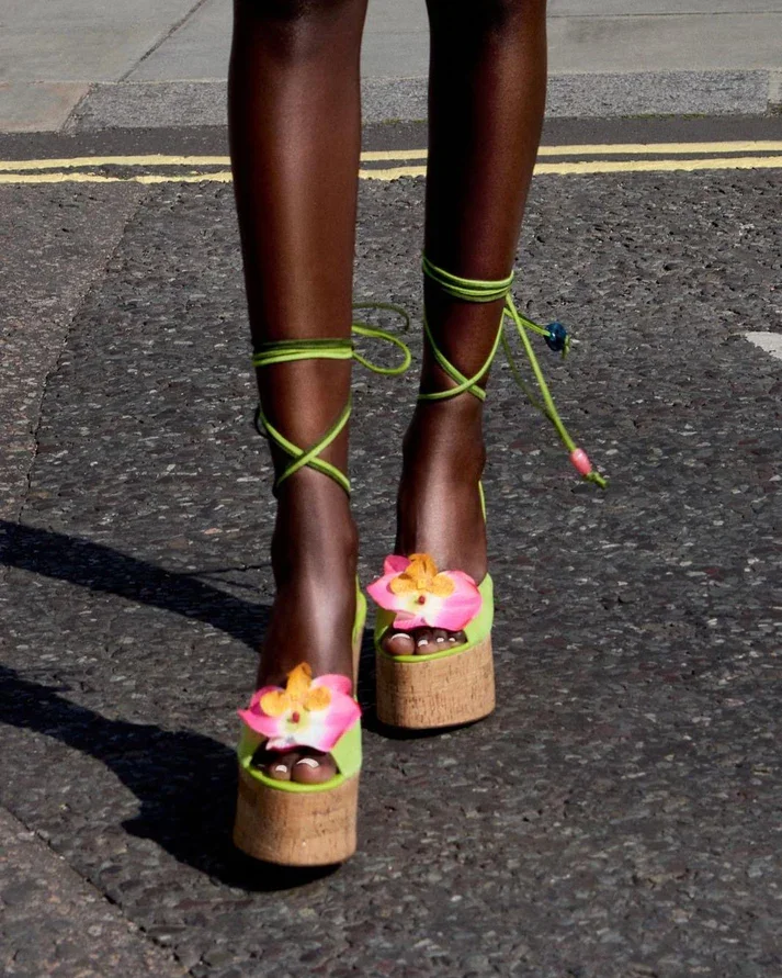 صيف جديد إسفين كعب الجلد المدبوغ ورود للزينة الخشب الحبوب منصة الكاحل الأشرطة الدانتيل يصل جولة المفتوحة تو الصنادل موضة رائجة البيع