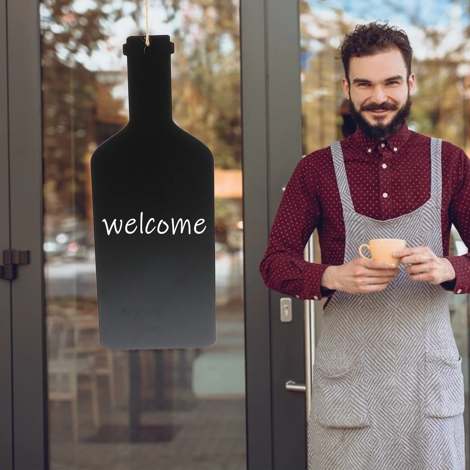 

Mini Hanging Blackboard Wine Bottle Design Wooden Message Board for Coffee Shop Menu Display Message Blackboard