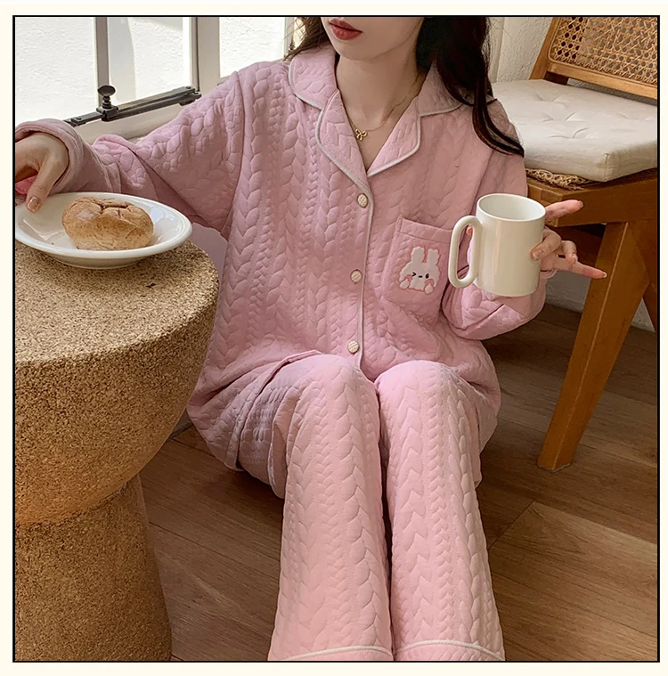 

Пижамные комплекты унисекс: женский хлопковый комплект для сна с отделкой на манжетах, длинными рукавами, круглым вырезом и укороченными брюками. Элегантный и простой вариант для весны, осени и зимы.