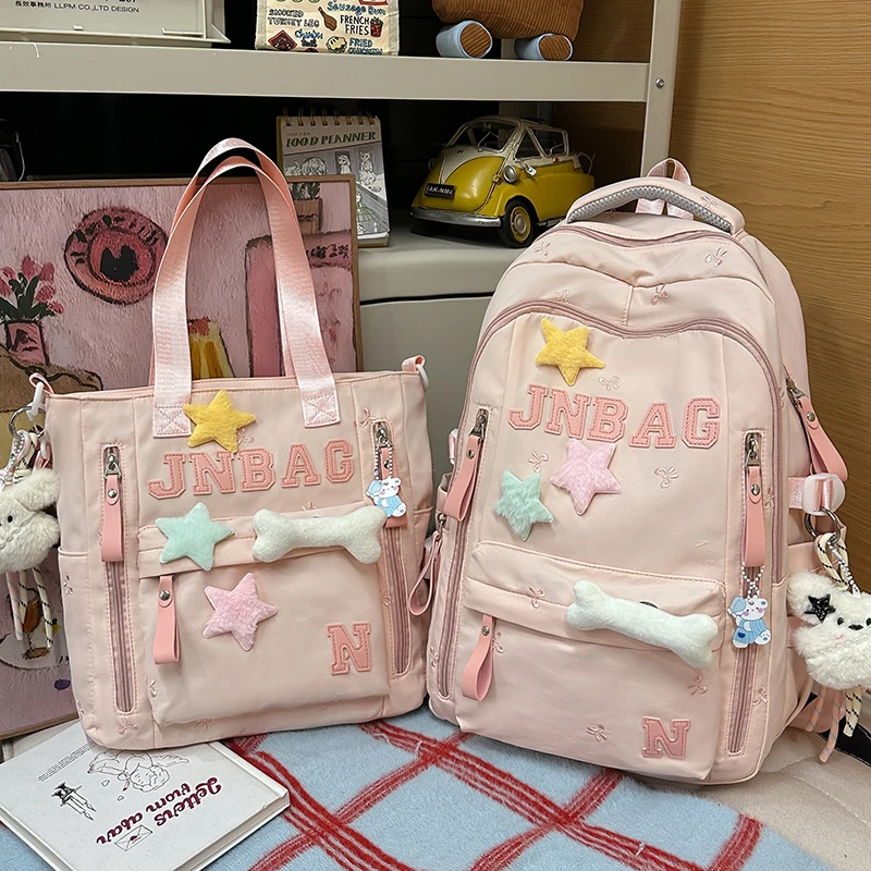 

Женский набор сумок 2-в-1: сумка-тоут и рюкзак, светло-розовый, с декором в виде звезд, плюшевым шармом, регулируемым ремнем, повседневная, на каждый день, 2026, сумка через плечо