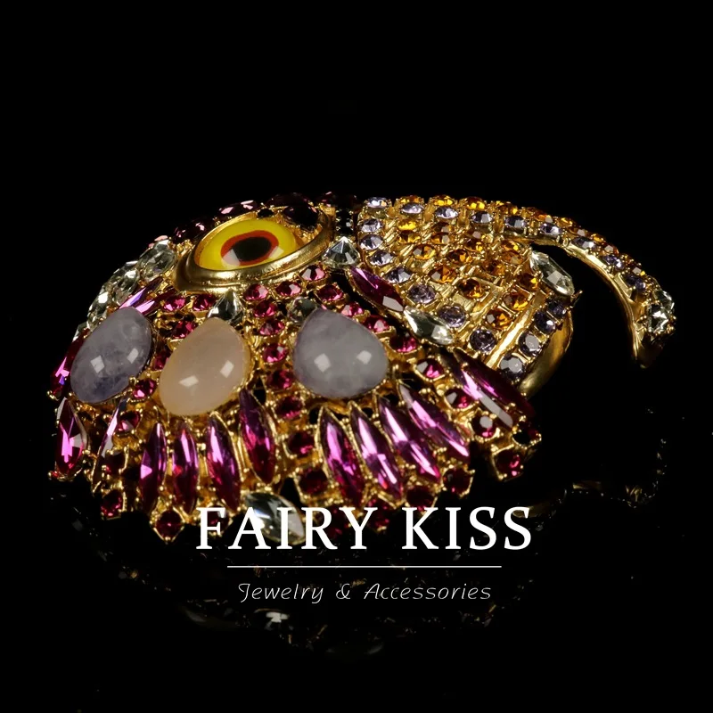 heavy industry parrot brooch studded colored diamonds elegant luxurious exquisite brooch