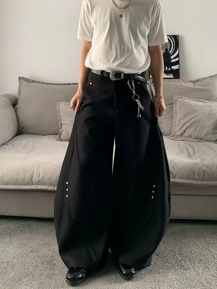 Amerykańskie spodnie męskie z naszywkami, nitami i nożem, luźne spodnie z szerokimi nogawkami, spodnie typu dad, spodnie latarnie, styl casual, młodzieżowy styl.