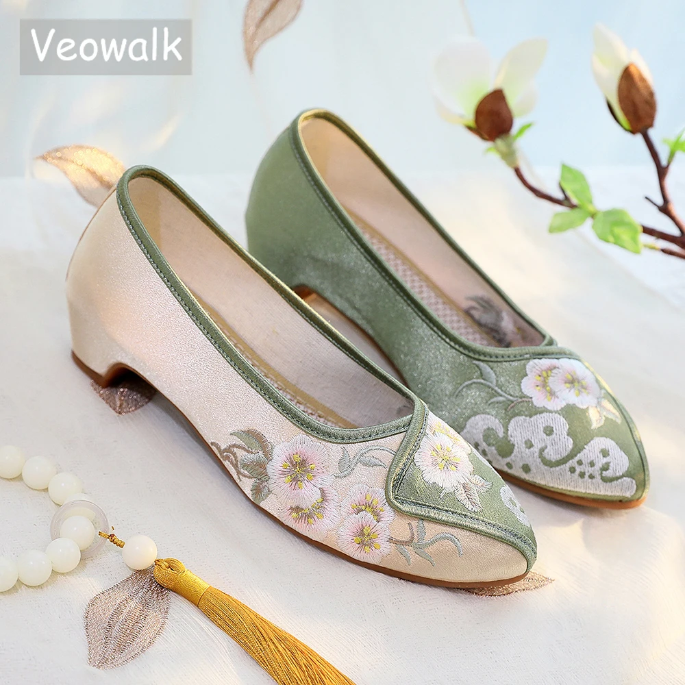 Veowalk 2024 Vintage Chinese Embroidery Women Cotton Satin Pointy Toe Slip On Low Heel Pumps Elegant Ladies Casual Comfort Shoes