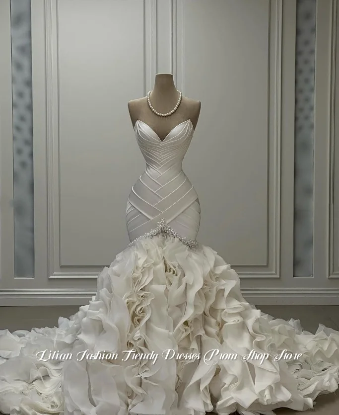 Maßgeschneidertes trägerloses Hochzeitskleid. Flauschiges Meerjungfrau-Brautkleid mit Blütenblättern. Wunderschönes Brautkleid für die Hochzeit der Kirche. Brautkleid