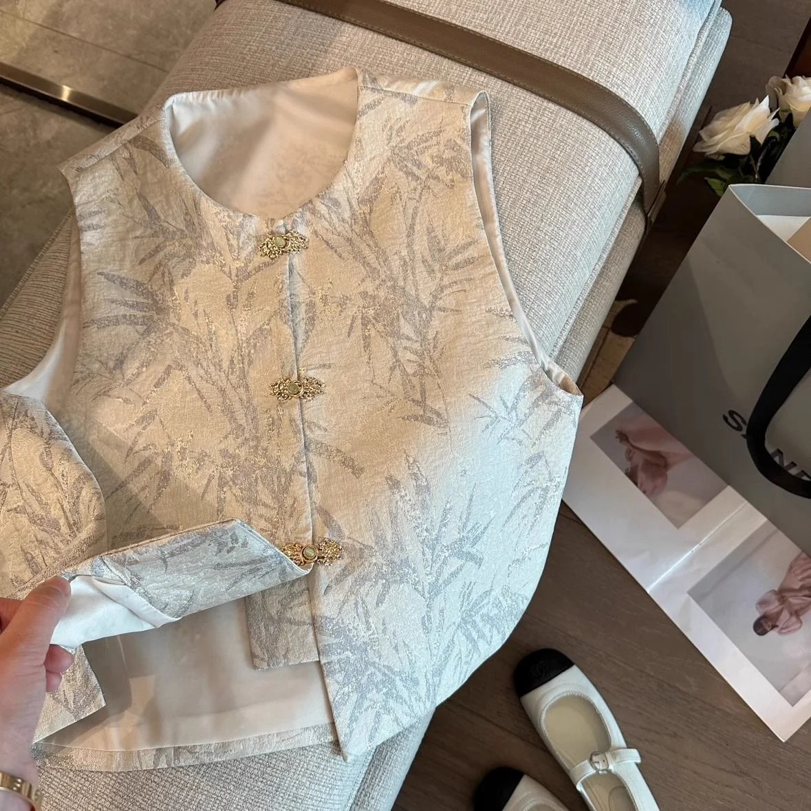 

Fashionable New Chinese Style Embroidered Jacket round Neck Beautiful Women's Vest Top Thin Outerwear for Spring 2026