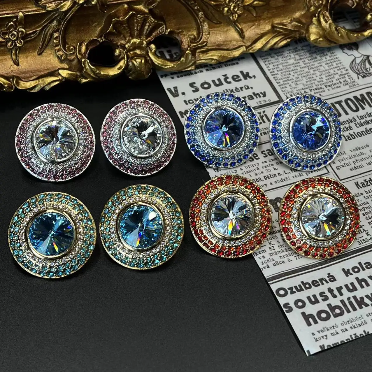 

Vintage Retro Diamond-studded Temperament Large Earrings Fashionable and Versatile Round Light Luxury Exaggerated Earrings