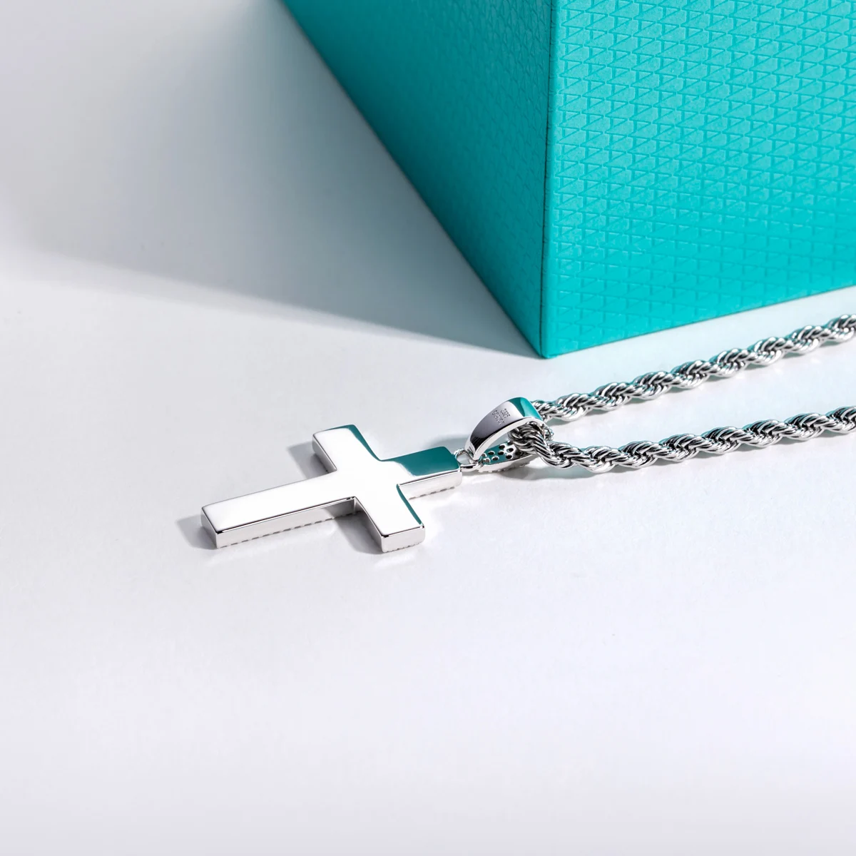 AnuJewel Funkelnder 0,832 Karat D-Farben-Moissanit-Kreuzanhänger, mehrlagige Hip-Hop-Halskette aus 925er Sterlingsilber, New Age Dope Schmuck – Detail 3