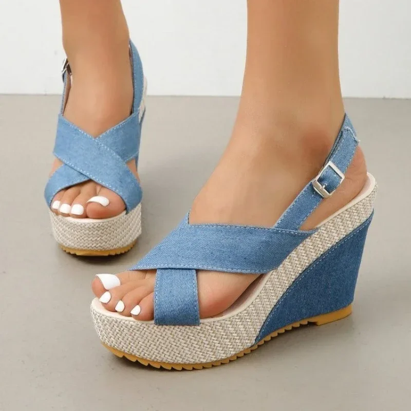 

Женские босоножки на толстой подошве с наклонным каблуком, 2024, большие джинсовые сандалии с перекрестной пряжкой и ремешком одной линии для женщин