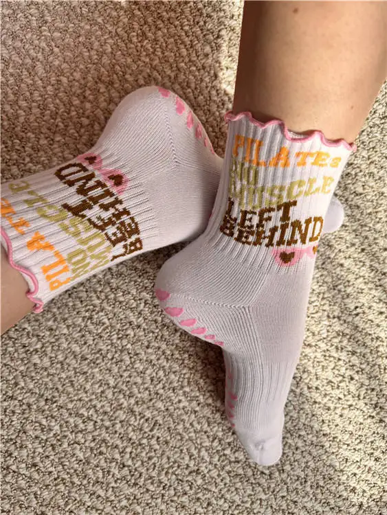 الشركة المصنعة عالية الجودة محبوك الإناث القطن طاقم قبضة المضادة للانزلاق المطرزة كشكش شعار مخصص المرأة اليوغا جوارب بيلاتيس