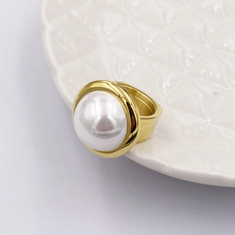 2024 New Fashion Design Round White Shell Big Size Pearl Rings for Women Girls Party Dinner Luxury Birthday Gift Vintage Jewelry