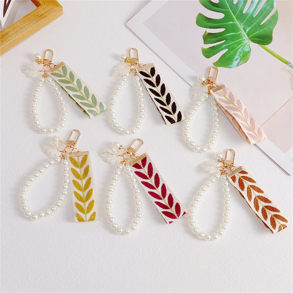 Cute Leaf Pattern Wristlet Strap Keychain Fashion Pearl Pendant With Keyrings For Women Keys Phones Wallets Holder Charms