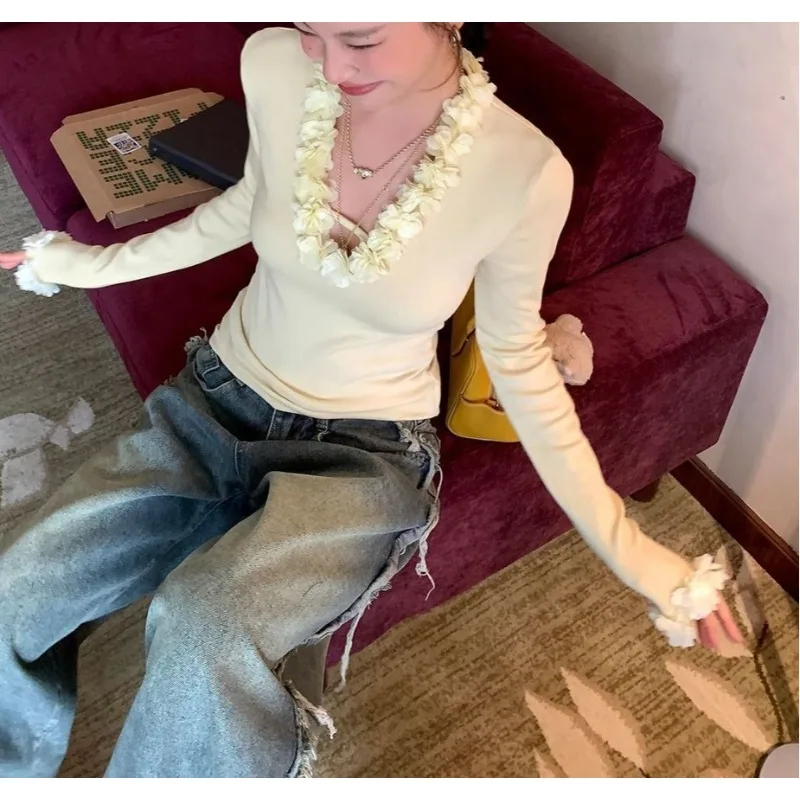 Women's Gentle Three-Dimensional Flower V-Neck Long-Sleeve T-Shirt, Super Nice Fitted Top for Autumn