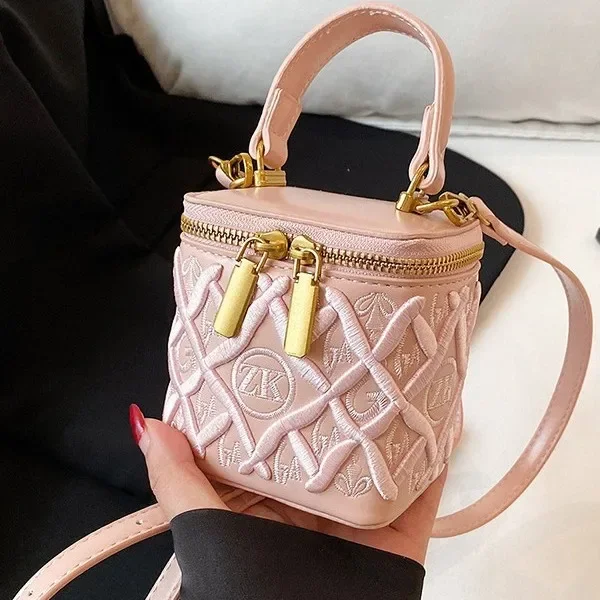 

Cross-Border Bestseller Heavy Embroidery Quilted Box Bag - High-End Crossbody Versatile Fashion Shoulder Handheld Bag