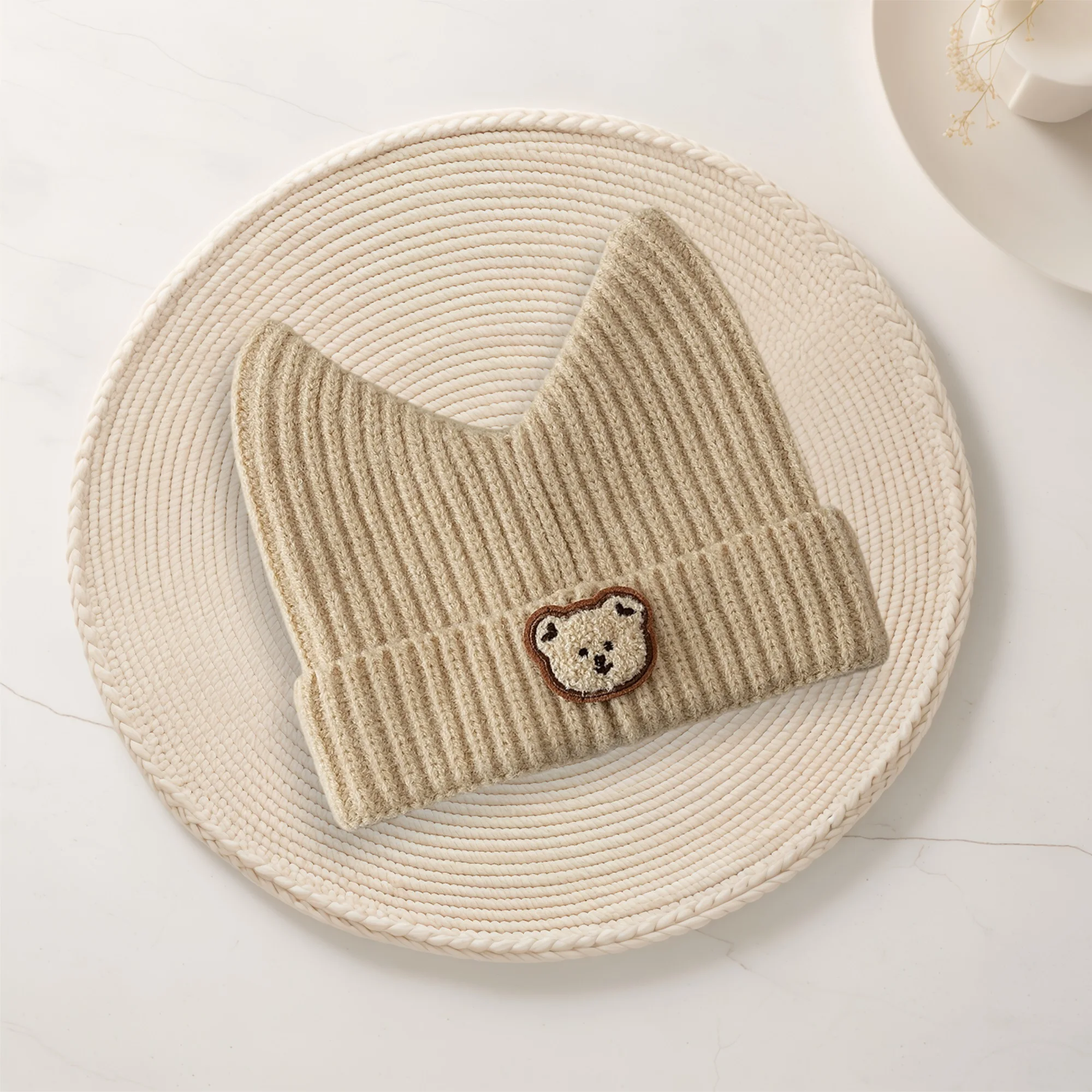 

Очаровательная детская зимняя вязаная шапка с милыми медвежьими ушками, утолщенная для дополнительного тепла и мягкости. Стильная шапка для защиты ушей.