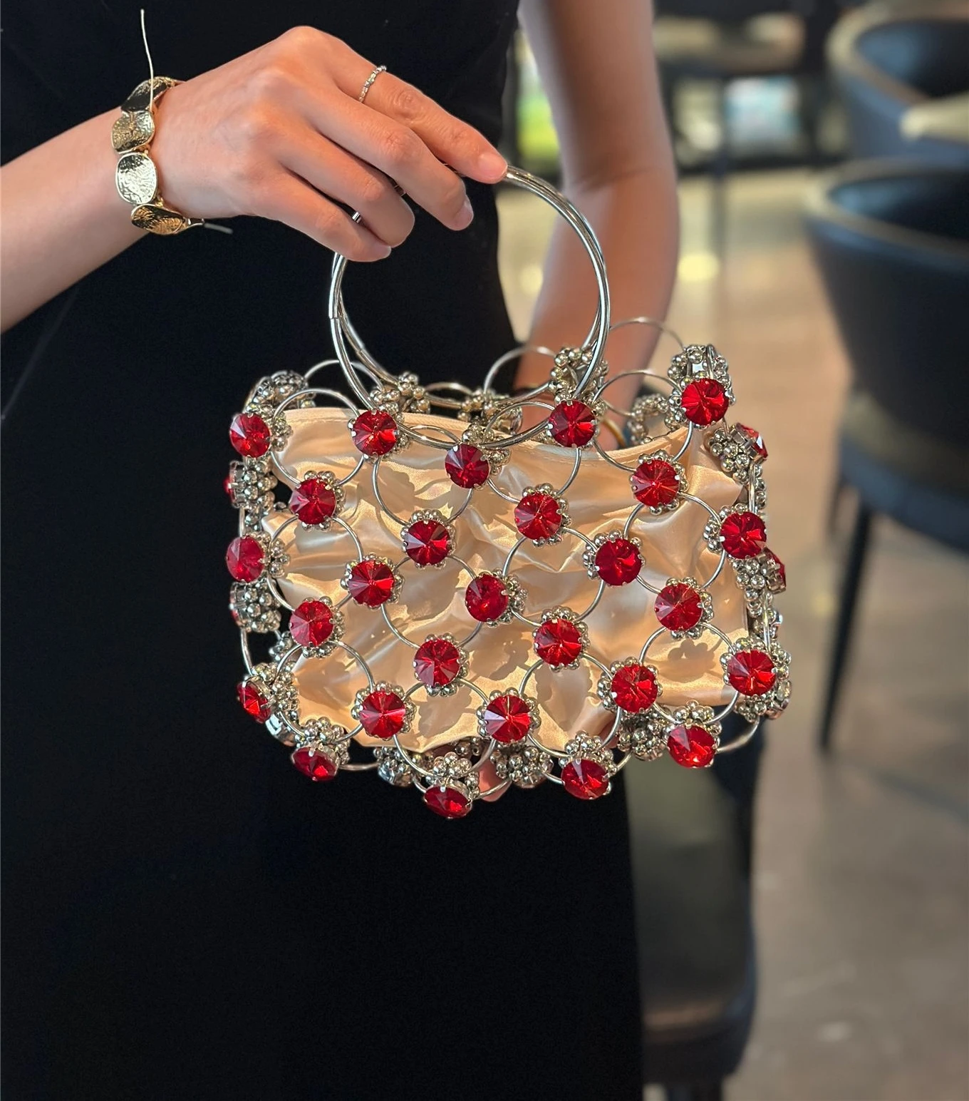 

Женская вечерняя сумка в французском стиле с ажурным узором, инкрустированная стразами, с металлическим кольцом в виде цветка, ручной работы, из бисера, для вечеринок и ужинов