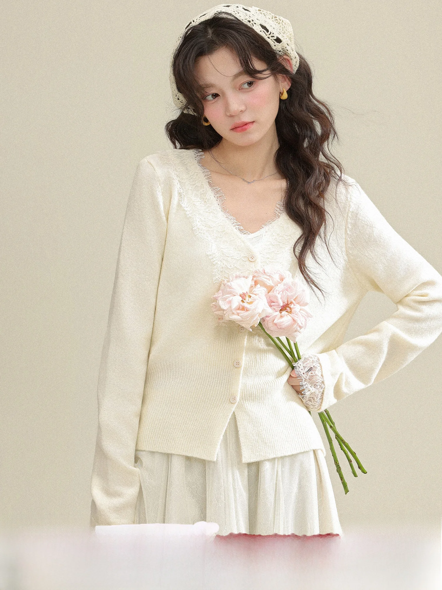 

Женская модная весенняя одежда: мягкий трикотажный топ с V-образным вырезом, уникальный дизайн, базовая модель для ношения под одеждой, цвет белый персик, коллекция Spring Poem.