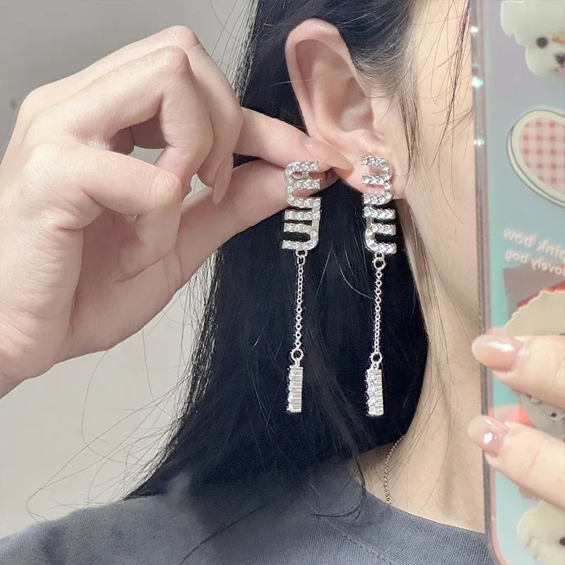 

MDL Moissanit. Style M Letter Tassel Ear Wire Earrings Design Sense Sticky Diamond Craft Super Fairy Tassel Earrings