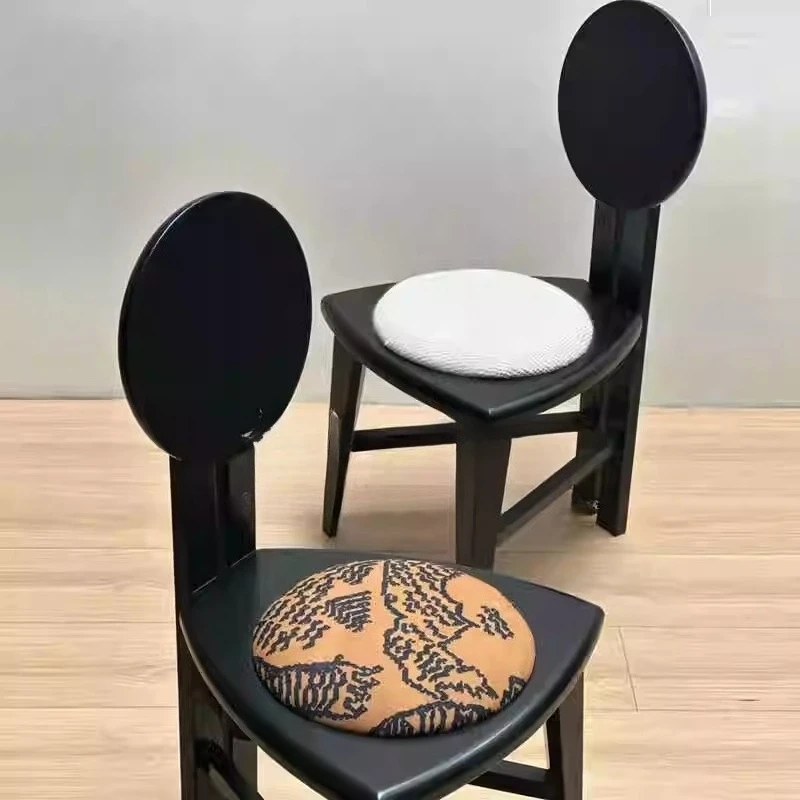 Chaise triangulaire chaise à dossier antique