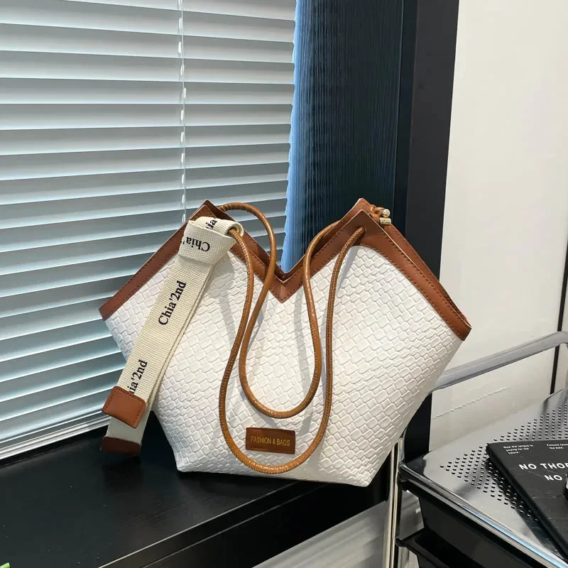 

Retro Large Capacity Tote Bag Classic Summer New Style Single Shoulder Bag Versatile Commuting Armpit Bag High Quality Texture