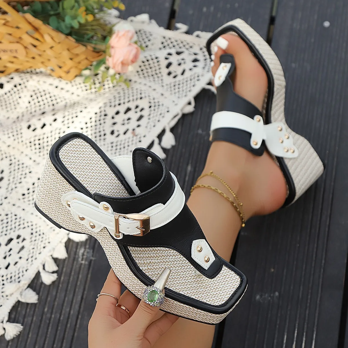 

Women's large-sized high-heeled, thick-soled riveted belt buckle slippers, summer new square-toed sandals
