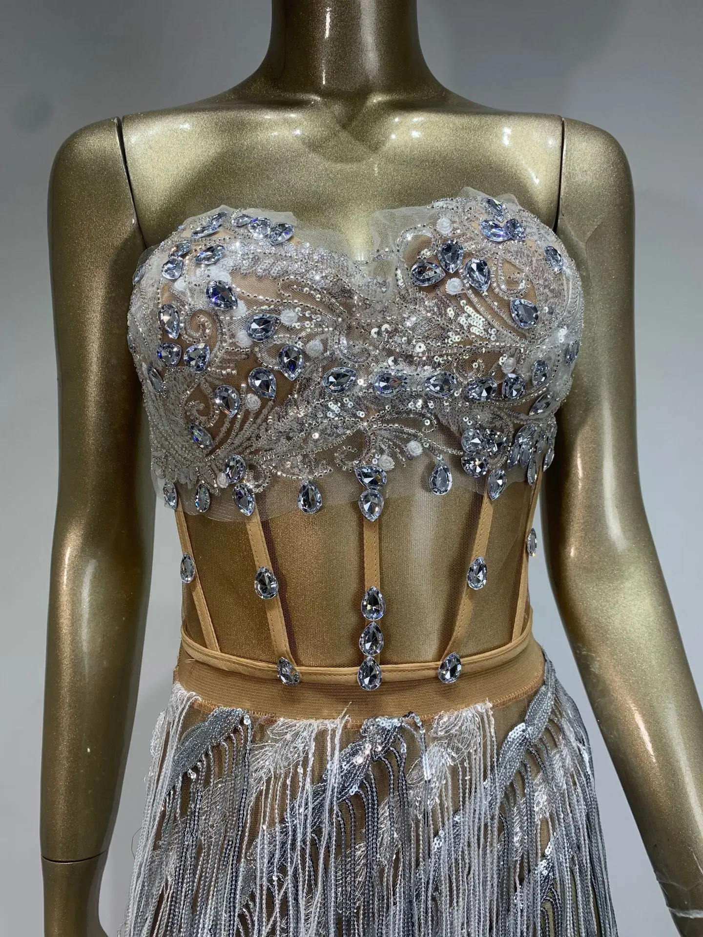 STOCK srebrna sukienka do tańca latynoskiego z frędzlami dziewczyna grupa strój na występy wysokiej klasy spódnica do klubu nocnego kostium sceniczny suknie wieczorowe