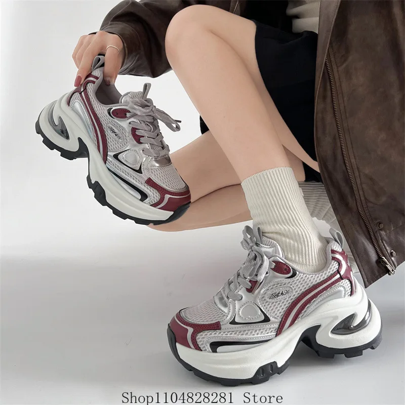 Der Modetrend 2025, erhöht die Höhe der neuen Herbst- und Winterprodukte mit dicken Sohlen und plüschiger, leichter Sportschuh