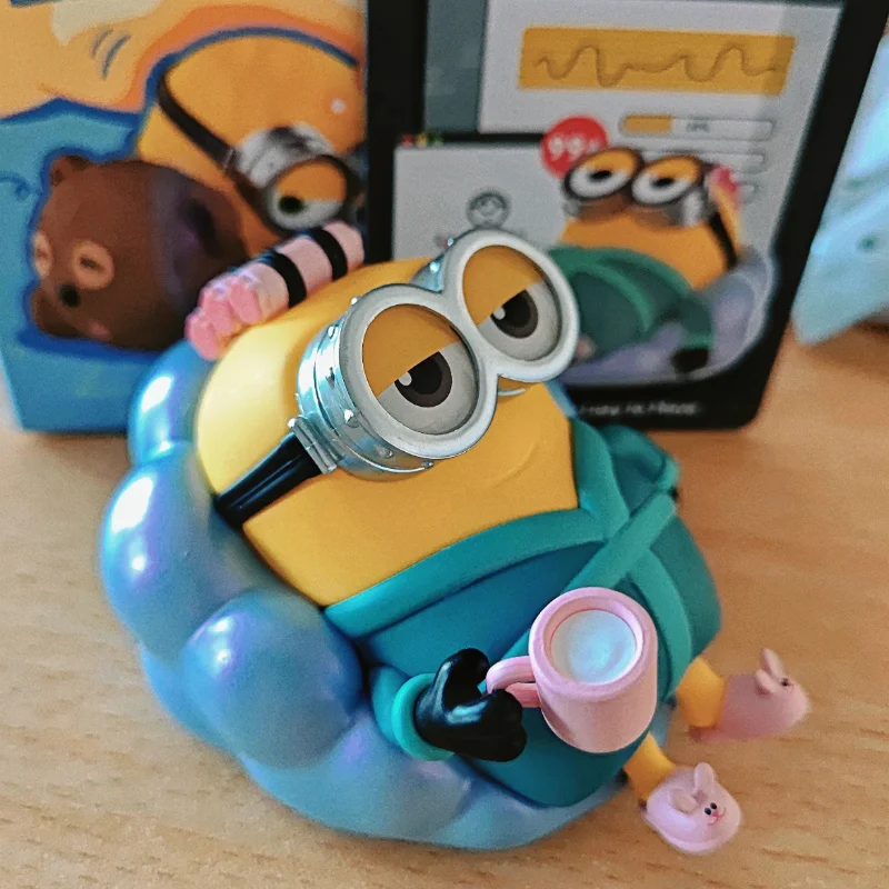 In Stock Original Minions ขี้เกียจทุกวัน Series กล่องตาบอด Kawaii Cure รูปของเล่นคอลเลกชัน Mystery Box Decor ของขวัญอินเทรนด์