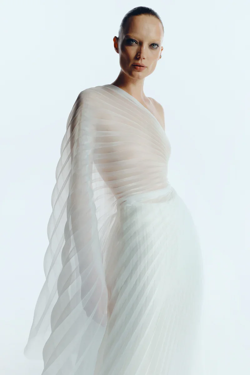 新しいクチュールロングプロムガウン、プリーツワンショルダーAラインティアードマキシドレス、シースルーホワイトバックレスプロムドレス