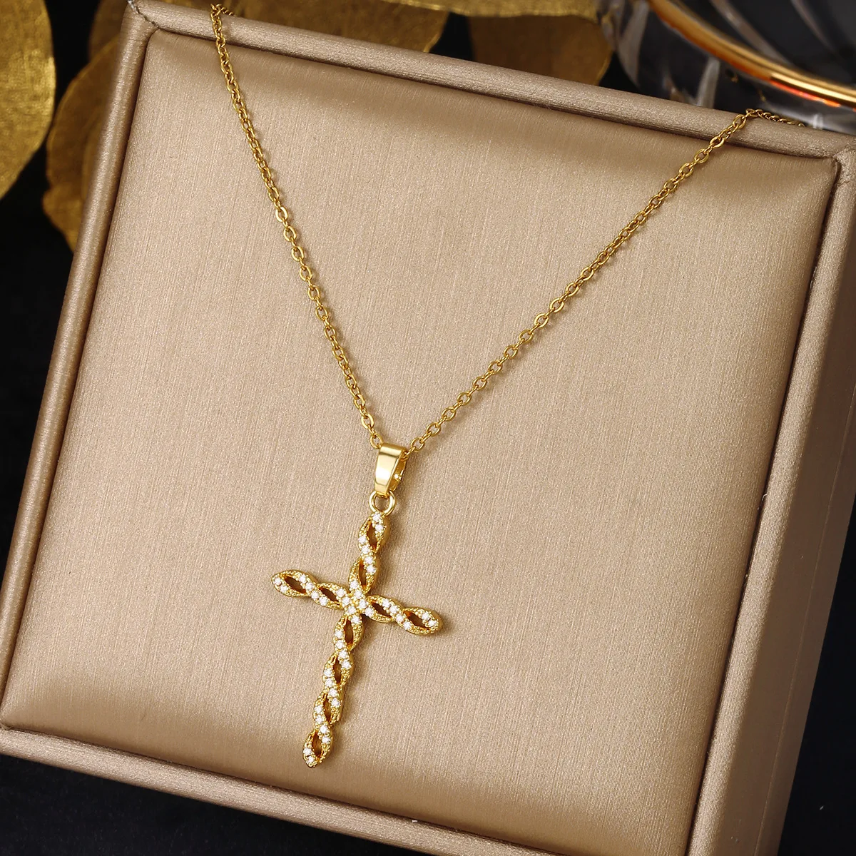 Collar con Cruz Chapada en Oro con Diseño Trenzado e Incrustaciones de Cristal, Delicado Collar con Colgante Religioso para Mujer, Collar de Cadena Minimalista, Elegante Joyería Cristiana para Uso Diario, Bodas y como Regalo Significativo para Bautizo, Confirmación