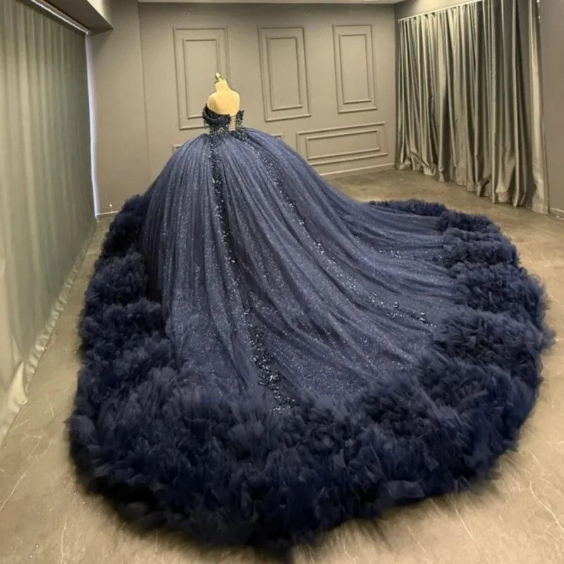 فستان Quinceanera باللون الأزرق الداكن اللامع عاري الكتفين من الدانتيل الكريستالي بطبقات وذيل طويل فيستدوس دي 15 Quinceanera ﻿ تخصيص