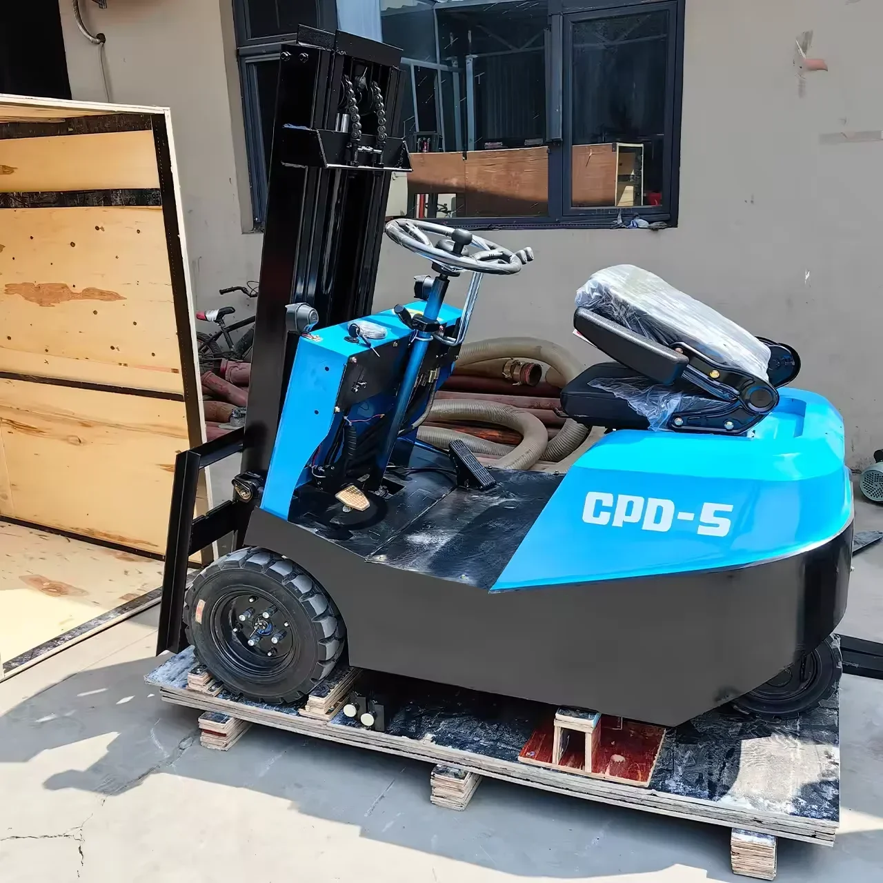 

Китай Новый гидравлический стек-штабелер, небольшой вилочный подъемник, штабелер поддонов 1,6 тонны, 2-тонный электрический вилочный погрузчик