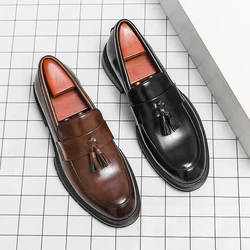 Zapatos casuales elegantes para hombres, mocasines de fondo grueso puntiagudos para hombres, mocasines de conducción, zapatos de boda cómodos sin cordones con borla