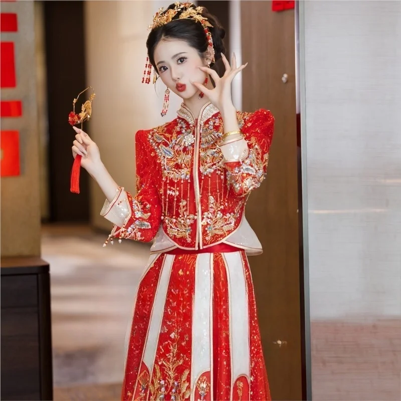 

A wedding dress is traditional Chinese attire for small person to toast and go out